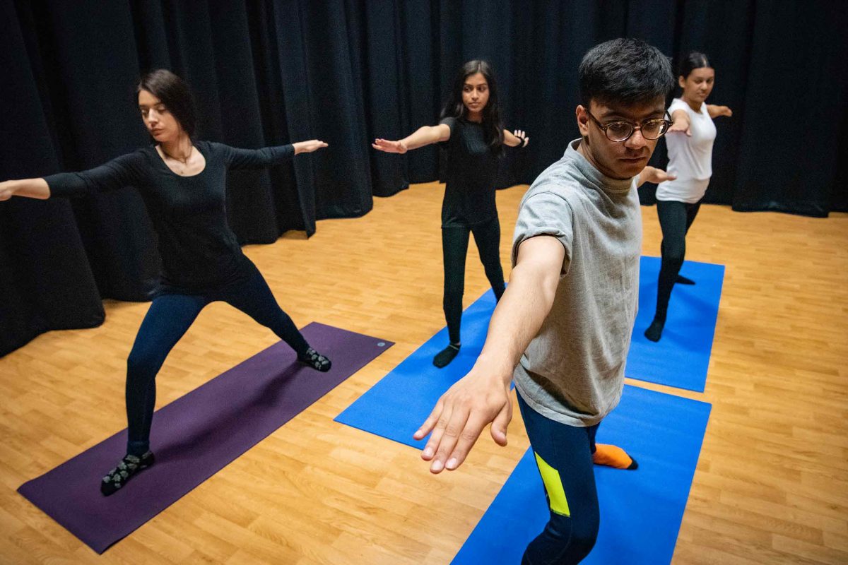 yoga-students-1200×800
